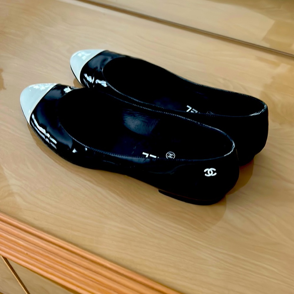 Chanel flats in very good condition.Gorgeous black and white on tip .